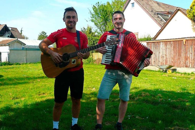 Jens Leonhardt (links) und Fabian Sl...nten&#8220; spielen sie Corona-Lieder.  | Foto: Nina Herrmann