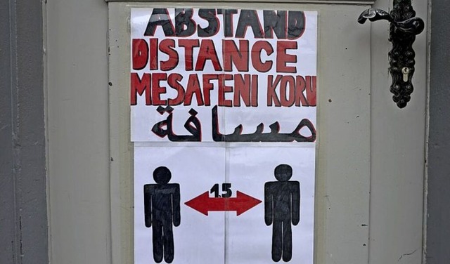 Ein Plakat weist an der Eingangstr der Tafel auf die Abstandsregeln hin.  | Foto: Horatio Gollin