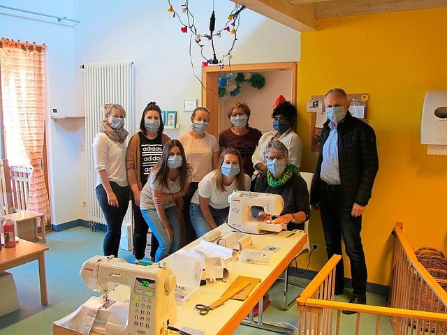 Erzieherinnen der Kinderkrippe &#8222;... Firma stellte Material zur Verfgung.  | Foto: Gemeinde Gutach