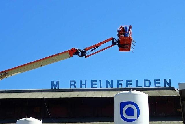 Prgendes Schild weicht fr Dachsanierung