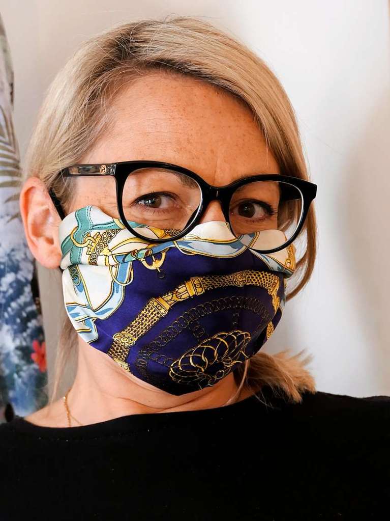 Und Kathrin Fessler im Eff-Store in Bad Krozingen zeigt, dass man sich auch mit zwei Haargummis und einem Halstuch schtzen kann. Sie bietet aber auch exquisite Masken passend zur aktuellen Frhjahrs- und Sommerkollektion an.