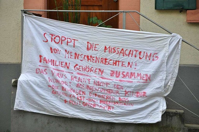 Mit diesem Transparent hatte eine Fami...gegen die Grenzschlieung protestiert.  | Foto: Daniel Gramespacher