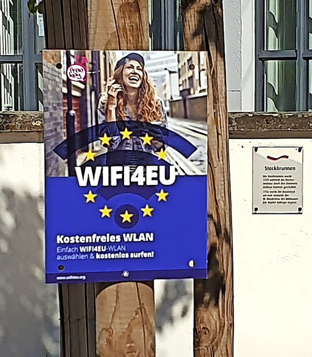 Ein Schild am Haus am Stockbrunnen zeigt: Hier gibt es WLAN. 