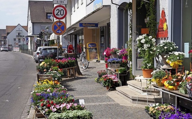 Noch hlt sich die Zahl der Kunden in Neuenburgs Geschften in Grenzen.  | Foto: Jutta Geiger