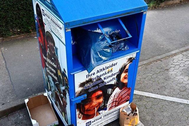 Kleidercontainer in Freiburg stoen an ihre Grenzen