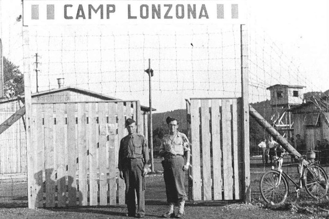 Zwei franzsische Wachsoldaten stehen ...efangenenlager Lonzona bei Sckingen.   | Foto: Stadtarchiv