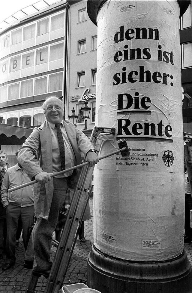 Das berhmte Bild beim Plakatekleben: Norbert Blm 1986 in Bonn  | Foto: Peter Popp (dpa)