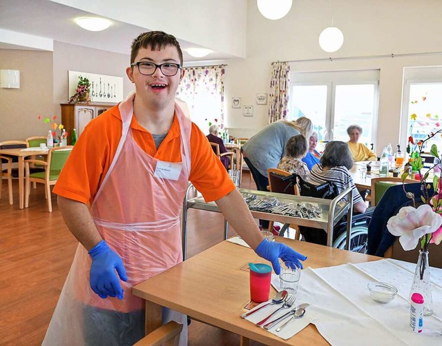 Tomas Hauck hat das Down-Syndrom und a...geheim ein Freiwilliges Soziales Jahr.  | Foto: Klaus Landry (epd)