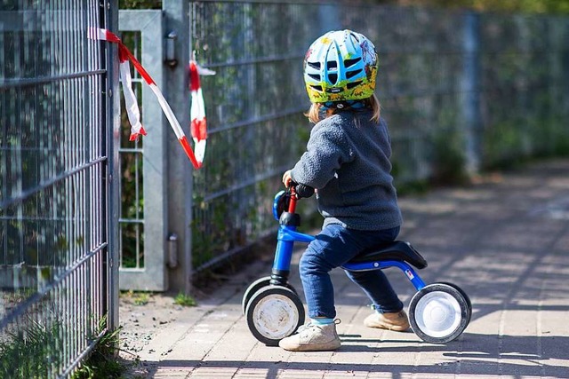 Seit Wochen sind die Kitas in Deutschl...schlossen, ein Ende ist kaum inSicht.  | Foto: Julian Stratenschulte (dpa)