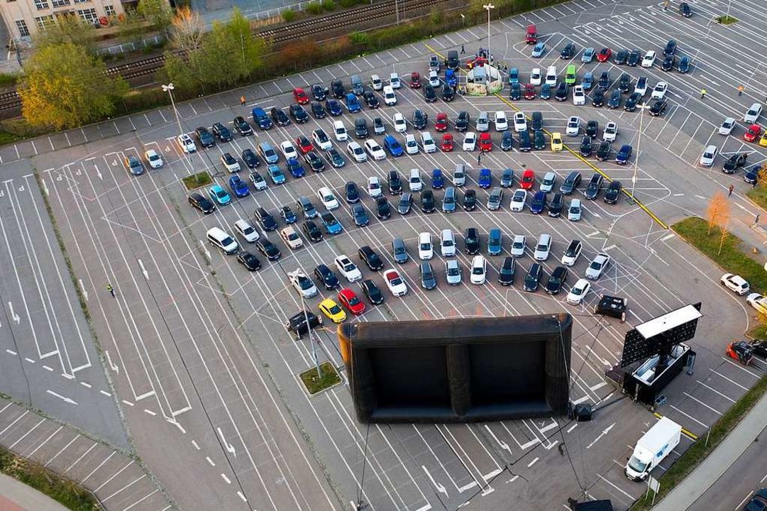 Blick auf ein Autokino von oben  | Foto: Jan Woitas (dpa)