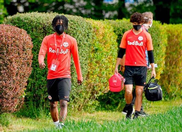 Spieler des FC Red Bull Salzburg (ste... auf dem Weg zum Training (Symbolfoto)  | Foto: Barbara Gindl (dpa)