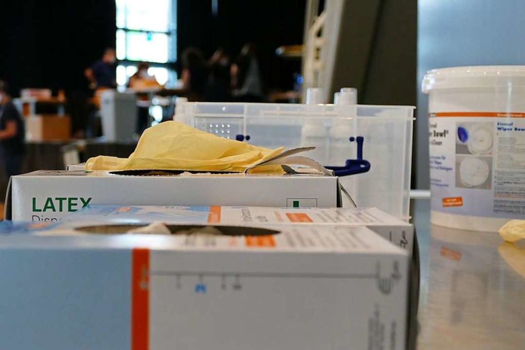 Im Bürgersaal bereiten insgesamt neun ...ie Auszählung der Briefwahlbezirke vor  | Foto: Verena Pichler