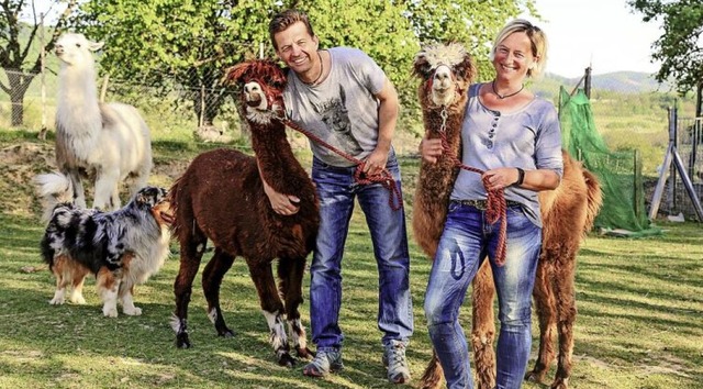 Michael und Heike Petsch mit einem Teil ihrer Tiere   | Foto: Sandra Decoux-Kone