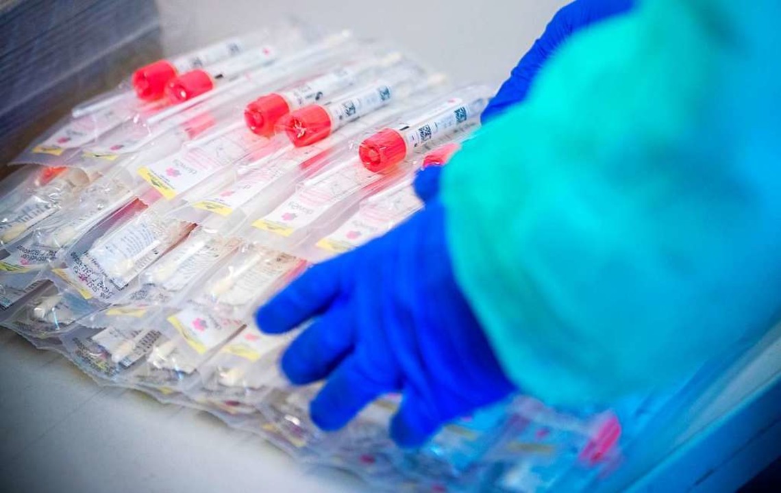 Hiermit kann das Coronavirus nachgewiesen werden: Testsets mit Abstrichstäbchen   | Foto: Jens Büttner