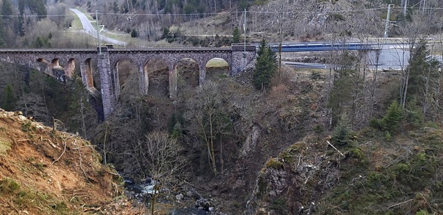 Neue Aussicht auf das Eisenbahnviadukt und die Schlucht  | Foto: Kai-Robert Miketta