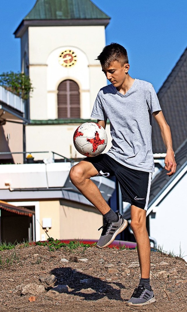 Paul Zepf jongliert  den Ball im Hfle... Valentin Prller bei der Holzarbeit.   | Foto: Wolfgang Scheu