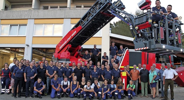 Die Wehrer Feuerwehrleute und die im J... Michael Thater und einige Stadtrte.   | Foto: Ernst Brugger