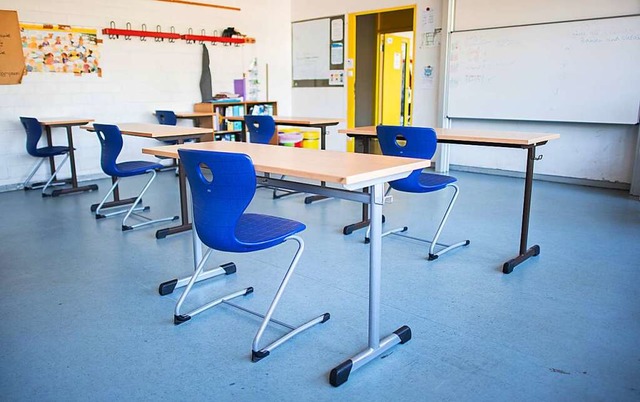 In dieser Schule stehen Tische  im Abstand von jeweils zwei Metern (Symbolbild)  | Foto: Julian Stratenschulte (dpa)