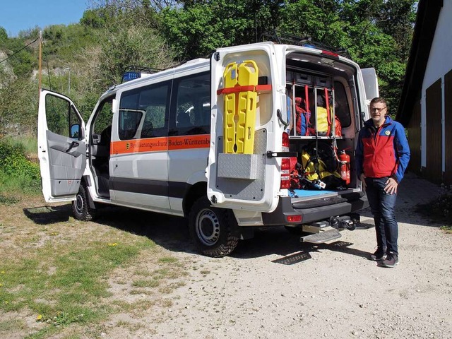 Guido Strack mit dem neuen Rettungsfahrzeug der Bergwacht Istein  | Foto: Jutta Schtz