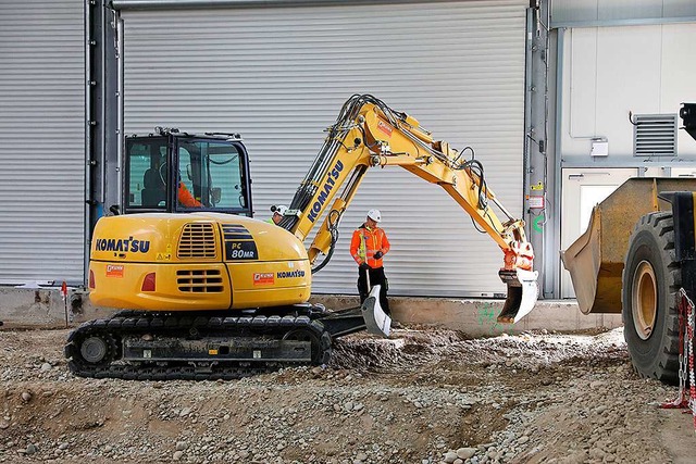 Ein Bagger hebt Bodenbereiche fr Versorgungsleitungen aus.  | Foto: Pressefoto Roche