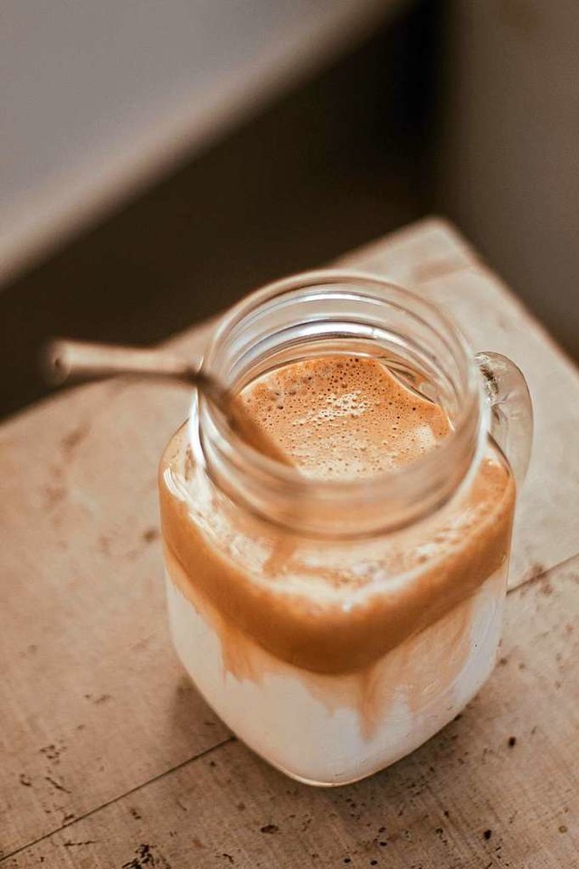 Daslgona Coffee: Nach dem aufschlagen ... auf warme oder kalte Milch gelffelt.  | Foto: Isabela Kronemberger (Unsplash.com)