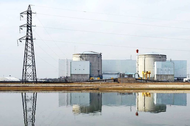 Geht bald ganz vom Netz: Das Atomkraftwerk im elsssischen Fessenheim.  | Foto: Christophe Karaba