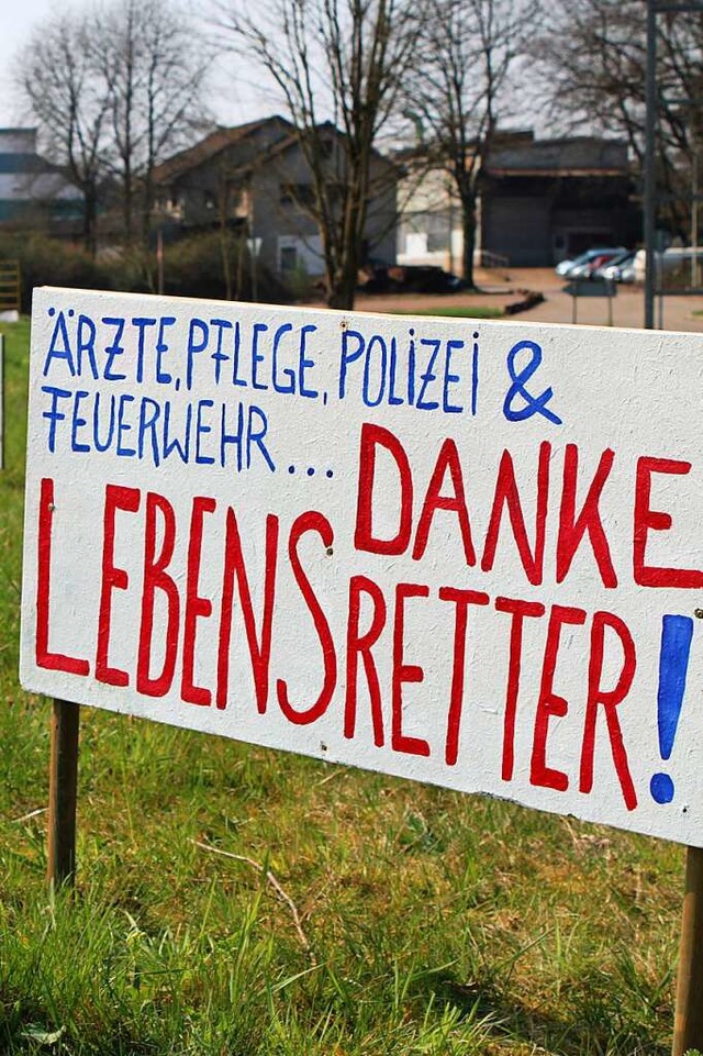 Mit Schildern wie diesen an der B34 in...fr das Wohl der Allgemeinheit sorgen.  | Foto: Annika Sindlinger