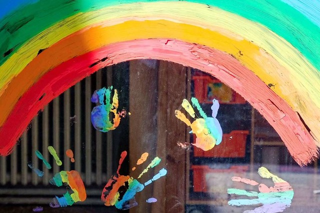 Der Regenbogen ist zum Symbol der Hoffnung in der Corona-Krise geworden.  | Foto: Jens Kalaene (dpa)