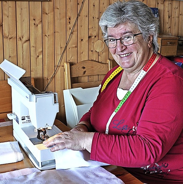 Gabriele Schmidt, ehemalige CDU-Bundes...st eine der 36 Stoffmasken-Nherinnen.  | Foto:  Ursula Ortlieb