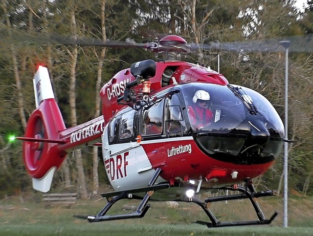 Einer der beiden  verletzten Motorradf...rauber in die Klinik geflogen werden.   | Foto: Kamera 24