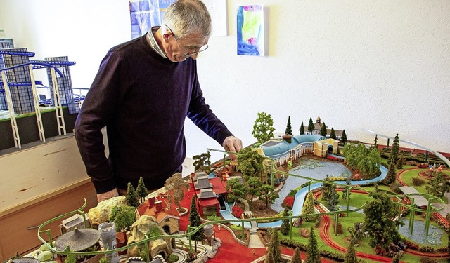 Patrick Boegli (65) baut sich daheim i...tergrund die Nachbildung der Euro-Mir.  | Foto: Europa-Park