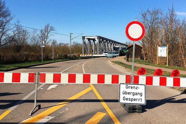 Seit Mitte Mrz ist der Grenzbergang ...utlich lngere Fahrtzeiten einstellen.  | Foto: Susanne Ehmann