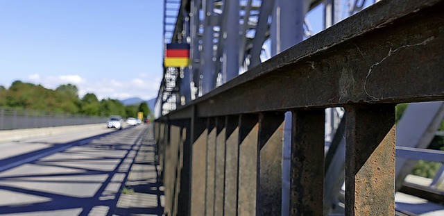 Die Rheinbrcke vor der Sperrung wegen...r Fugnger und Radfahrer mglich ist.  | Foto: Susanne Ehmann