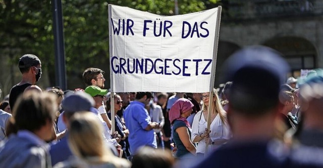In Stuttgart demonstrierten am Wochene...hat, richten sich mehrere Leserbriefe.  | Foto: Christoph Schmidt (dpa)