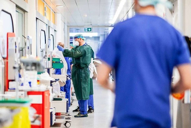 Krankenpfleger in einem Krankenhaus in Essen.  | Foto: Marcel Kusch (dpa)