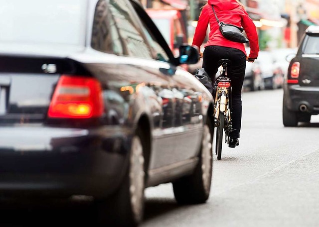 Radfahrer sollen sich sicherer fhlen.  | Foto: Alexander Heinl (dpa)