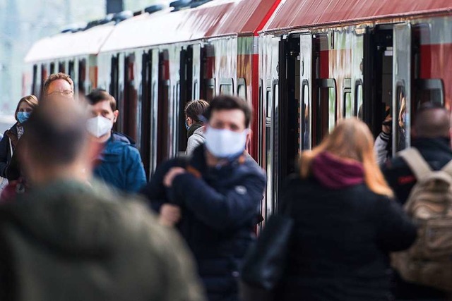 Fahrgste der Hamburger S-Bahn sind mi... kleine Erfolge nicht immer von Dauer.  | Foto: Daniel Bockwoldt (dpa)