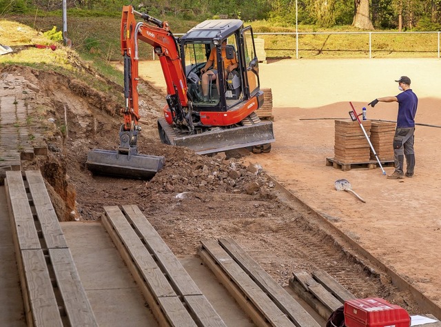 Mitglieder des SV Grafenhausen beim Ar...uppen und  mit Mund- und Nasenschutz.   | Foto: Wilfried Dieckmann