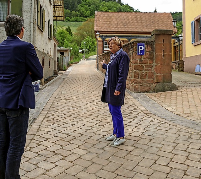 Den neu gestalteten Aufgang zum Friedh...   Ortsvorsteherin Charlotte Gtz vor.  | Foto: Sandra Decoux-Kone