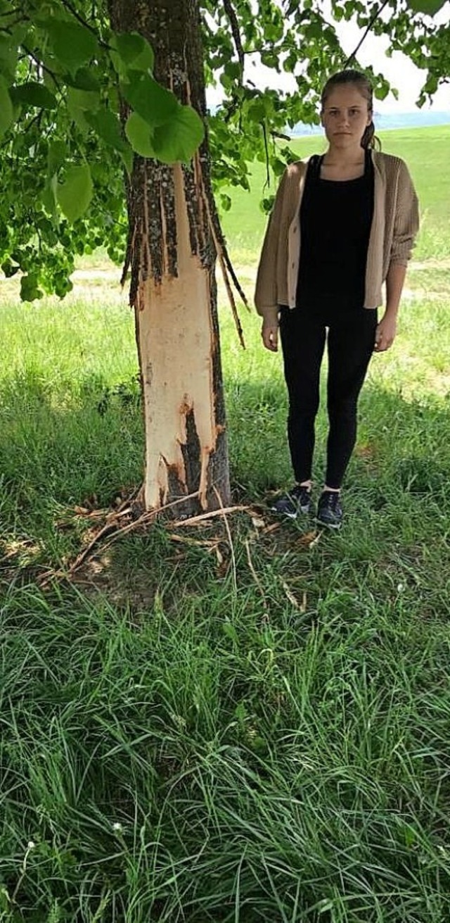 Leonie Wrtenberger aus Eschbach neben dem zerstrten Baum in Eschbach.  | Foto: privat