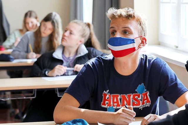 Eine Maskenpflicht im Klassenzimmer ist noch nicht beschlossen.  | Foto: Bernd Wstneck (dpa)