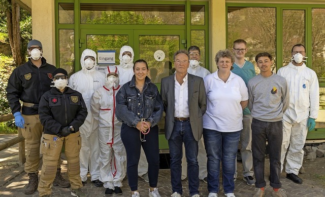 Das Team der Fieberambulanz des Landkr...t Corona-Symptomen untersucht werden.   | Foto: Stefan Stern/Landratsamt