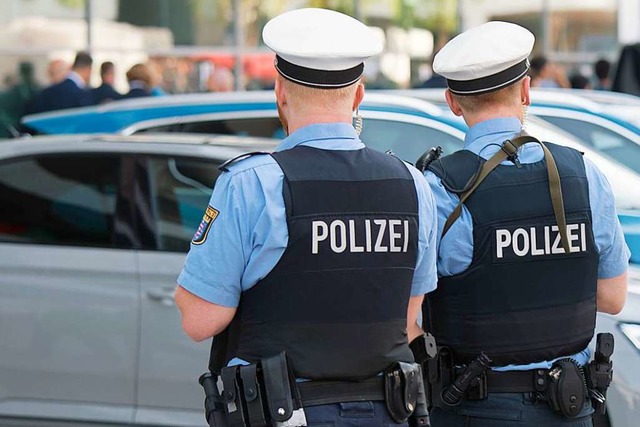 Die hessische Polizei sucht nach Messerstechern  | Foto: Andreas Arnold (dpa)