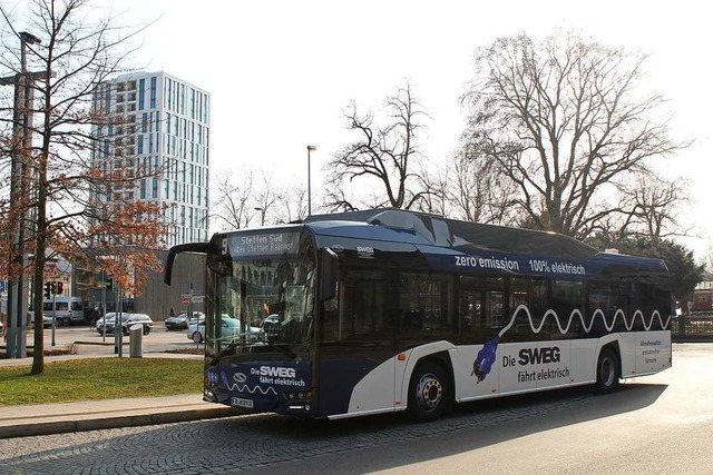 Die Stadt will die Elektrobus-Flotte, ... in der Stadt am Busbahnhof, ausbauen.  | Foto: Stadt Lrrach