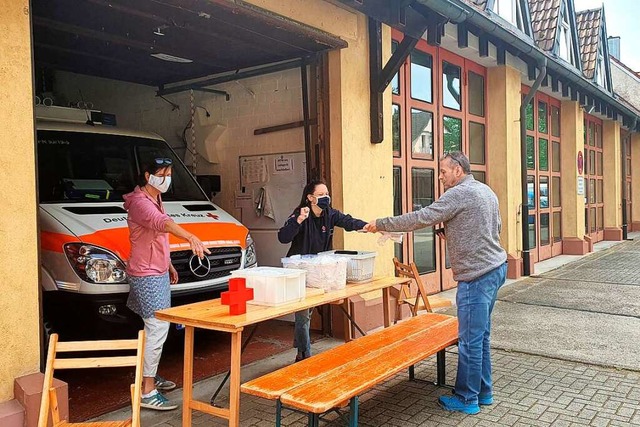 Mit Abstand: Helfer aus dem Rathaus un... und Nasenschutzmasken in Umkirch aus.  | Foto: Julius Wilhelm Steckmeister