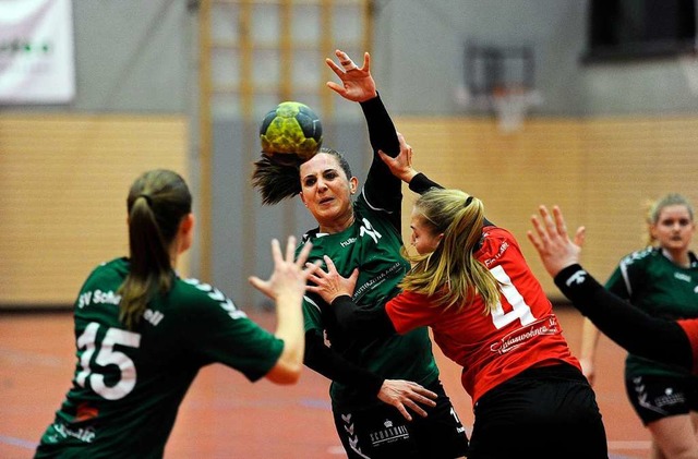Der SV Schutterzell (grne Trikots) br...ie Handball-Landesliga der Frauen mit.  | Foto: Pressebro Schaller