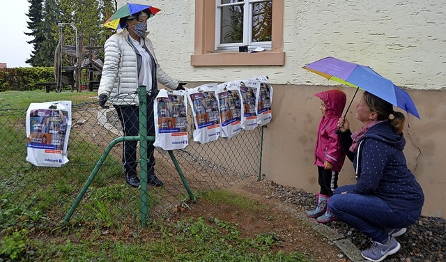 Leni und ihre Mutter verabschieden sic...ttmatter Kindergartens, Claudia Huber.  | Foto: Christiane Sahli