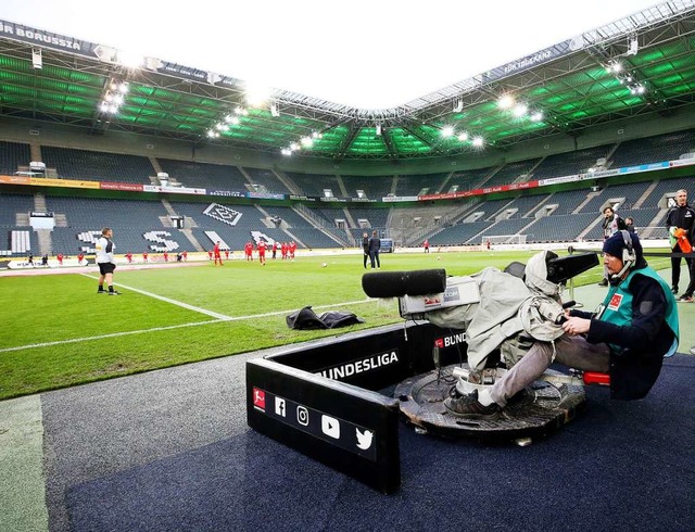 Der deutsche Profifuball fhlt sich b...fr Geisterspiele, muss aber abwarten.  | Foto: Roland Weihrauch (dpa)