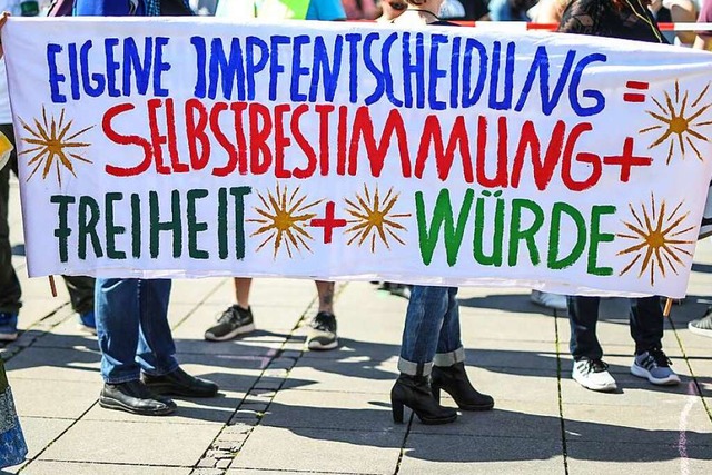 Mit diesem Transparent wurde am Samsta...wieder eine Demo in diesem Sinn geben.  | Foto: Christoph Schmidt (dpa)