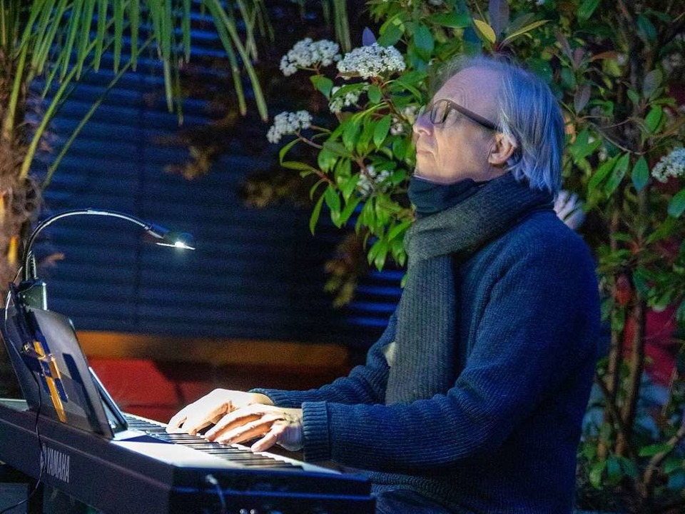 Der Freiburger Musiker Günter A. Buchwald begleitet am E-Piano.  | Foto: Mayada  Wadnomiry